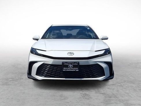 Used 2025 Toyota Camry SE FWD image 2