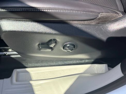 Used 2023 Chrysler Pacifica Touring-L FWD image 18