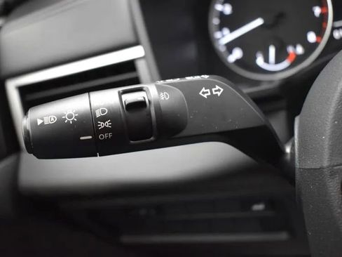 Used 2025 Mitsubishi Outlander SE image 25