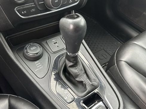 Used 2019 Jeep Cherokee Latitude Plus AWD/4WD image 13