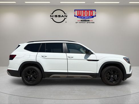 Used 2025 Volkswagen Atlas Peak Edition SE AWD/4WD image 2