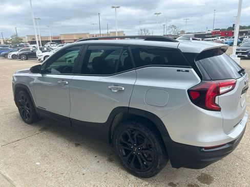 Used 2022 GMC Terrain SLE w/ Driver Convenience Package image 9