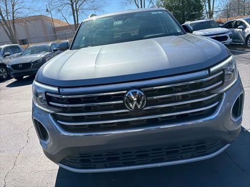 Used 2025 Volkswagen Atlas SE image 2