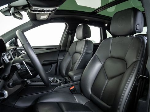 Certified 2025 Porsche Macan image 5