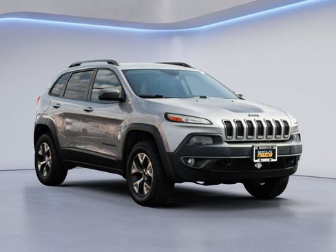 Used 2018 Jeep Cherokee Trailhawk AWD/4WD image 3