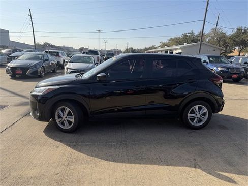 Used 2021 Nissan Kicks S image 8