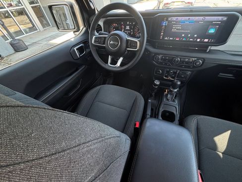 Used 2025 Jeep Wrangler Unlimited Sahara AWD/4WD image 33