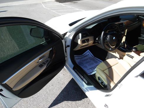 Used 2018 BMW 330i xDrive Sedan w/ Premium Package image 9