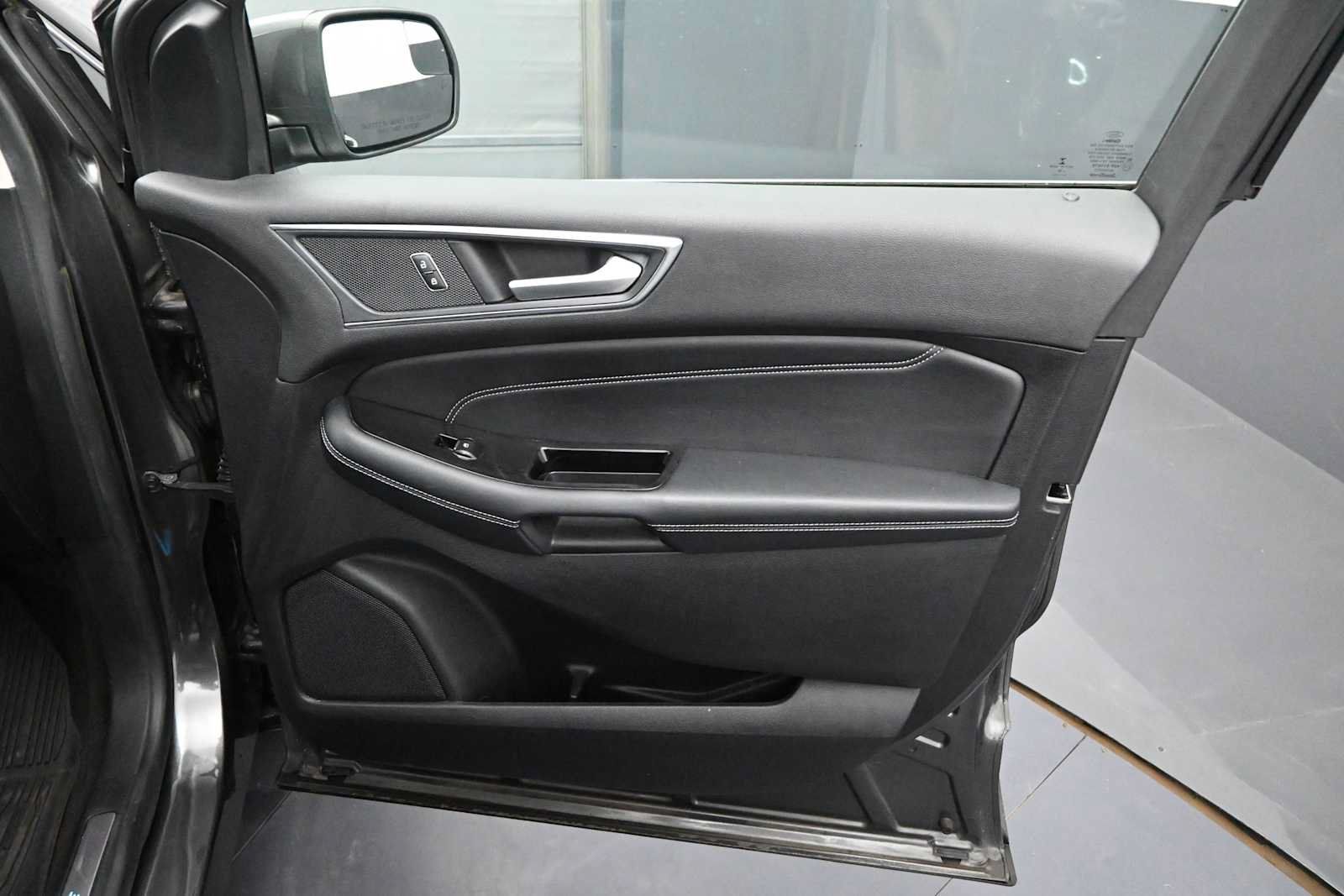 Used 2018 Ford Edge Titanium w/ Equipment Group 301A AWD/4WD image 29