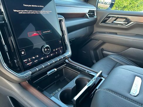 Used 2025 GMC Yukon XL Denali AWD/4WD image 24