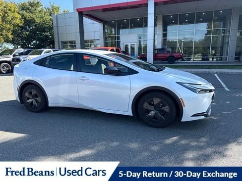 Used 2024 Toyota Prius Prime FWD image 3