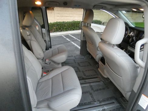 Used 2015 Toyota Sienna XLE image 33