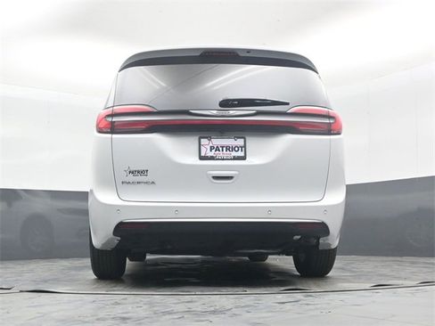 New 2026 Chrysler Pacifica Select image 40