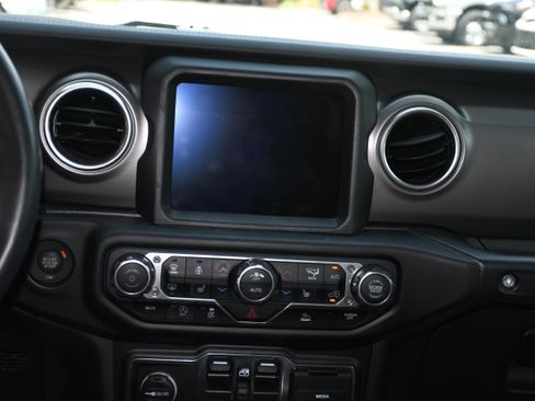 Used 2023 Jeep Wrangler Unlimited Rubicon w/ Cold Weather Group AWD/4WD image 17