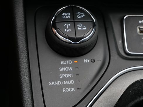 Used 2020 Jeep Cherokee Trailhawk w/ Cold Weather Group AWD/4WD image 29