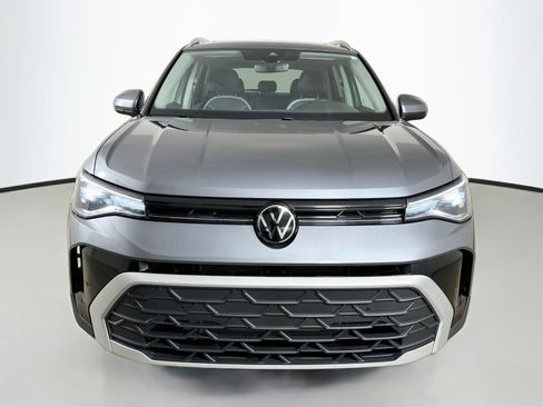 Used 2025 Volkswagen Taos SE w/ Panoramic Sunroof Package AWD/4WD image 2