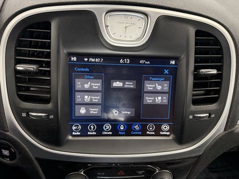 Used 2019 Chrysler 300 Limited image 31