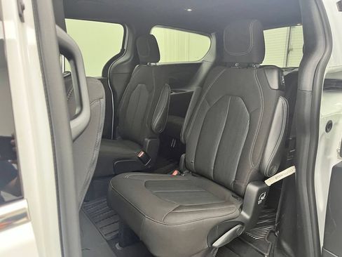 Used 2023 Chrysler Pacifica Touring FWD image 35