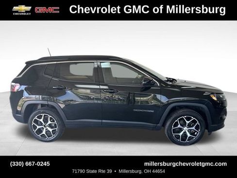 Used 2024 Jeep Compass Latitude AWD/4WD image 3