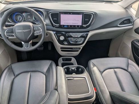 Used 2024 Chrysler Pacifica Touring-L FWD image 16