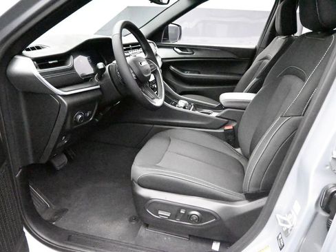 Used 2024 Jeep Grand Cherokee L Laredo RWD image 10