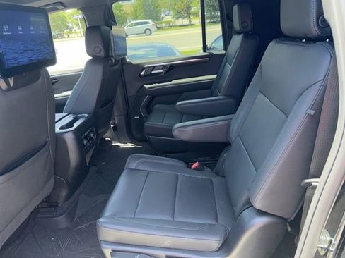 Used 2025 Chevrolet Suburban Z71 w/ Z71 Off-Road Package AWD/4WD image 10