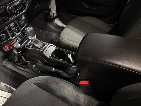 Used 2025 Jeep Wrangler Unlimited Rubicon AWD/4WD image 8