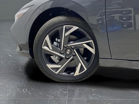 New 2025 Hyundai Elantra Limited image 34