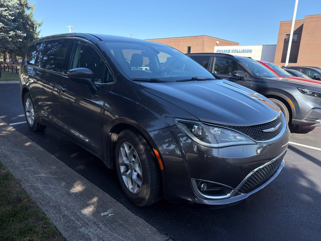Used 2017 Chrysler Pacifica Touring Plus w/ Tire & Wheel Group FWD image 4