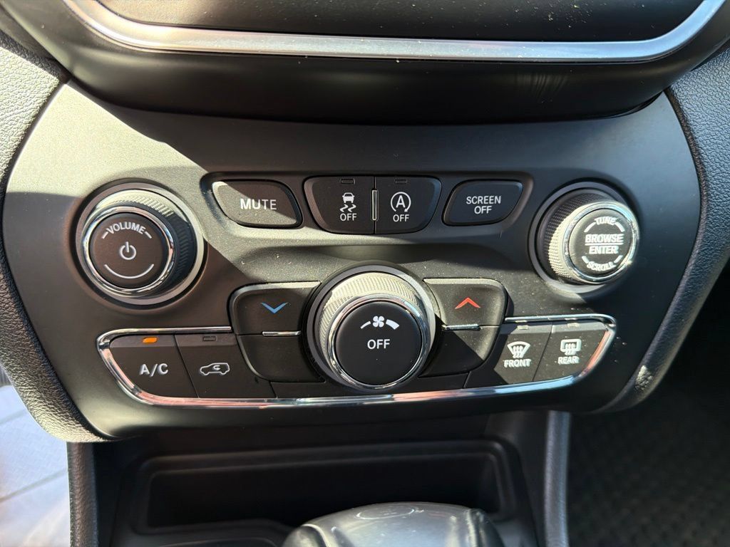 Used 2019 Jeep Cherokee Latitude Plus w/ Cold Weather Group AWD/4WD image 21