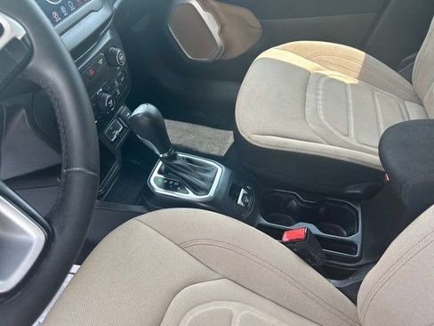 Used 2020 Jeep Renegade Latitude FWD image 27
