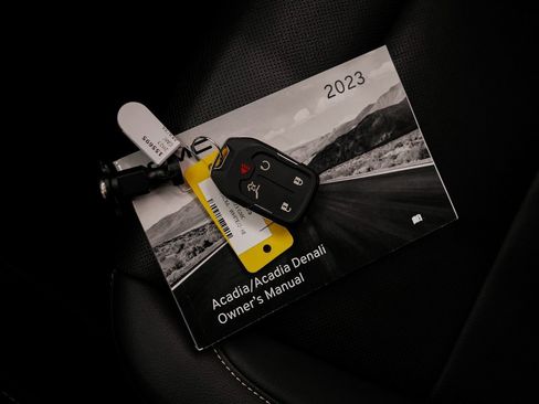 Used 2023 GMC Acadia SLT w/ Elevation Edition image 20