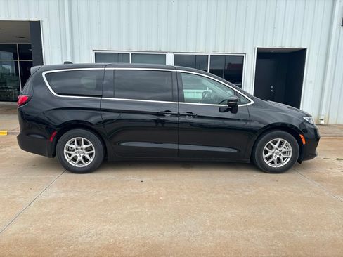 Used 2024 Chrysler Pacifica Touring-L FWD image 1