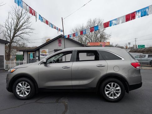 Used 2016 Kia Sorento FWD image 3