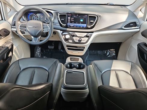 Used 2023 Chrysler Pacifica Touring-L FWD image 16
