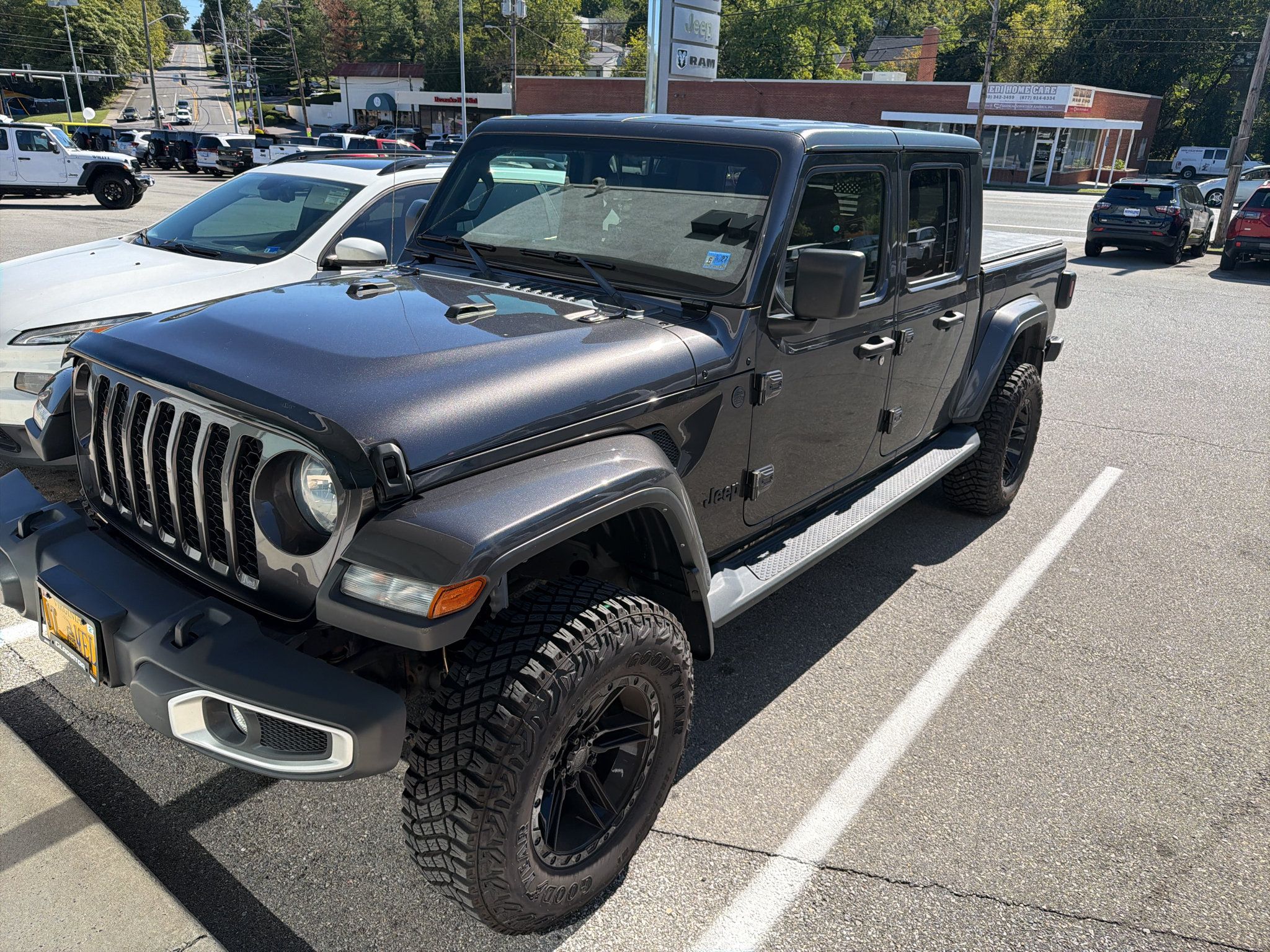 Used 2022 Jeep Gladiator Sport AWD/4WD image 1