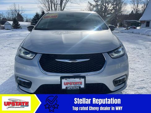 Used 2024 Chrysler Pacifica Touring-L image 3