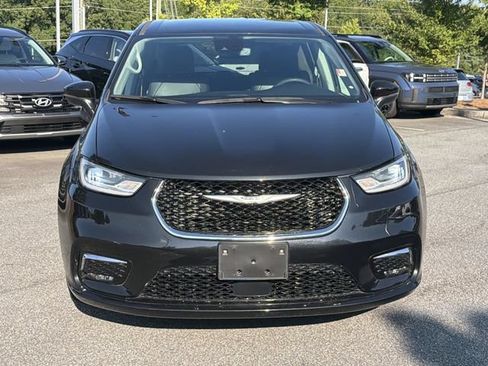 Used 2023 Chrysler Pacifica Touring-L FWD image 2