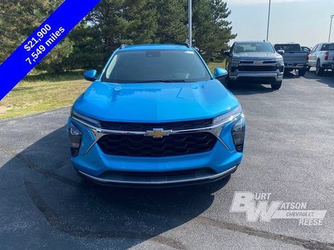 Used 2025 Chevrolet Trax LT FWD image 11