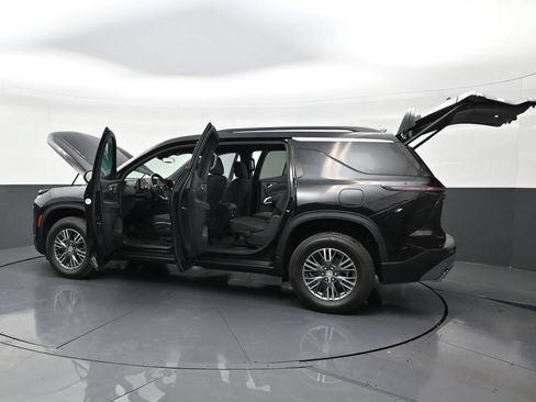 Used 2025 Chevrolet Traverse LT FWD image 28
