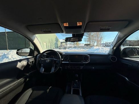 Used 2021 Toyota Tacoma SR5 w/ Trail Edition image 15