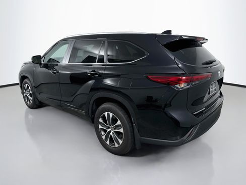 Used 2023 Toyota Highlander XLE AWD/4WD image 5