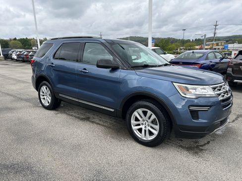 Used 2018 Ford Explorer XLT AWD/4WD image 2