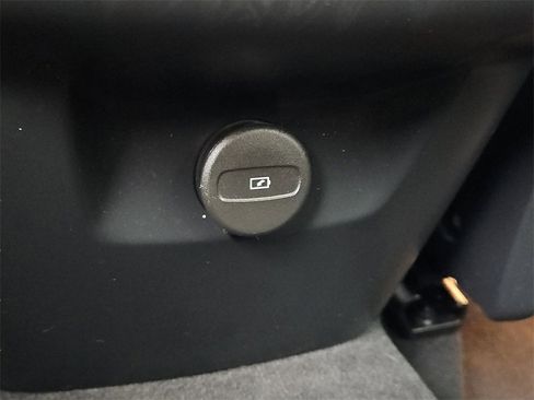 Used 2023 Volvo XC60 B6 Ultimate w/ Protection Package Premier image 24