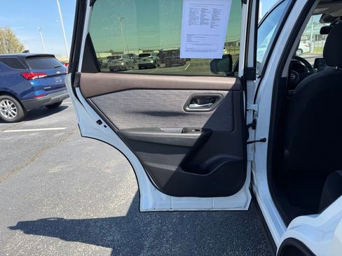 Used 2023 Nissan Rogue SV image 16