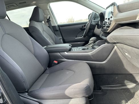 Used 2021 Toyota Highlander LE image 31