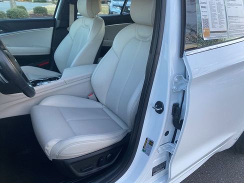 Used 2025 Genesis G70 2.5T image 12