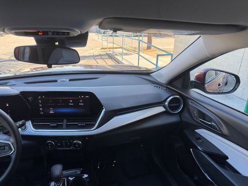 Used 2025 Chevrolet Trax LT w/ LT Convenience Package image 35