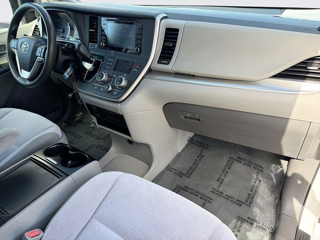 Used 2020 Toyota Sienna LE w/ Carpet Mat Package FWD image 32