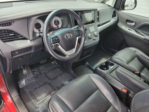 Used 2017 Toyota Sienna SE FWD image 18
